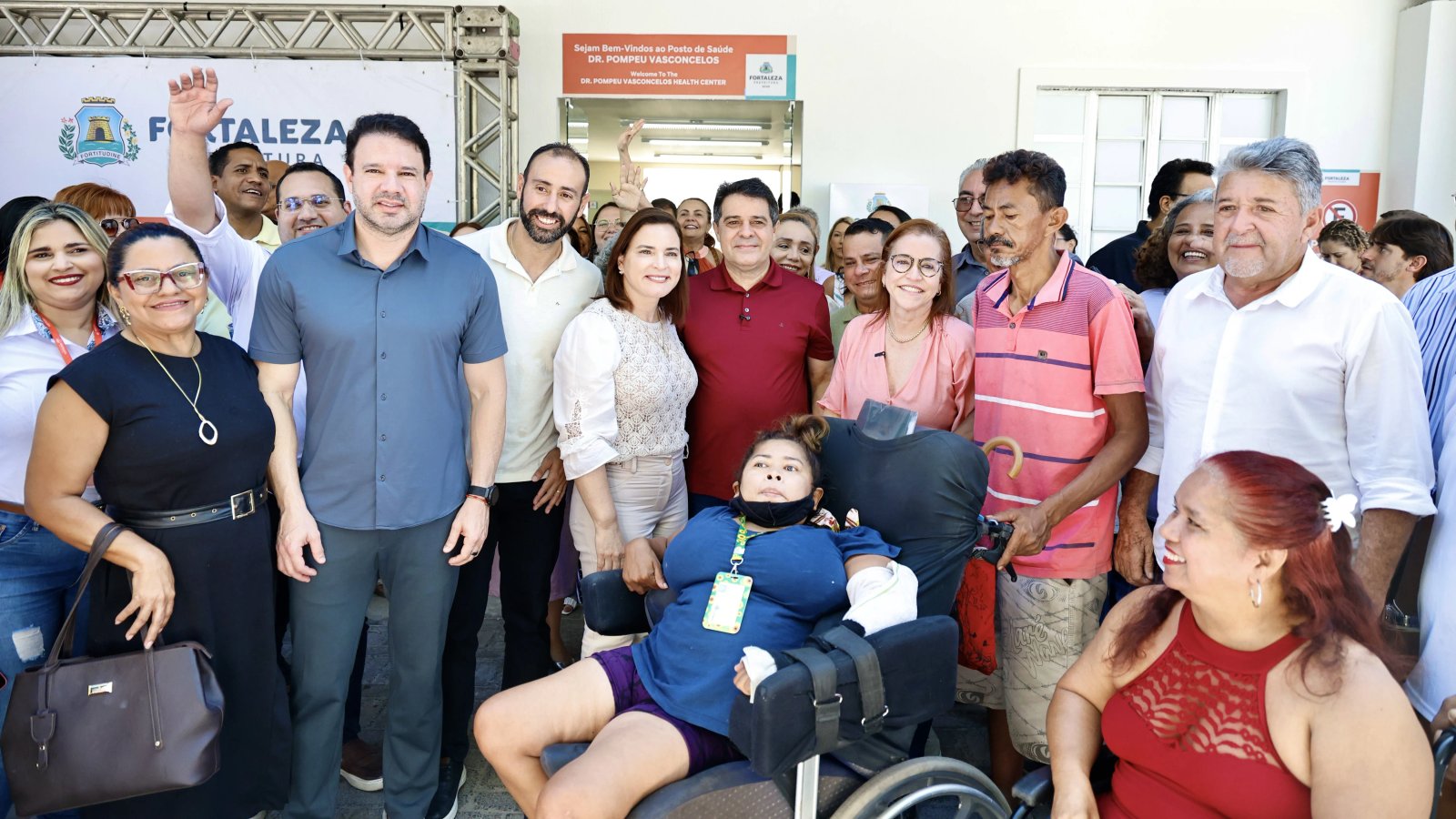 grupo de pessoas posa para a foto